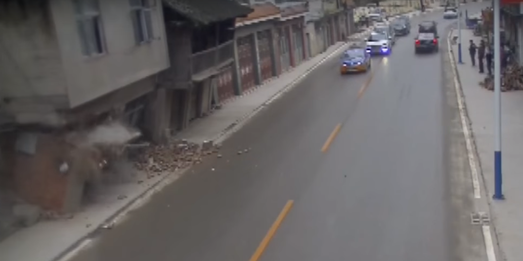 Видео дня. В Китае оползень поглотил дом