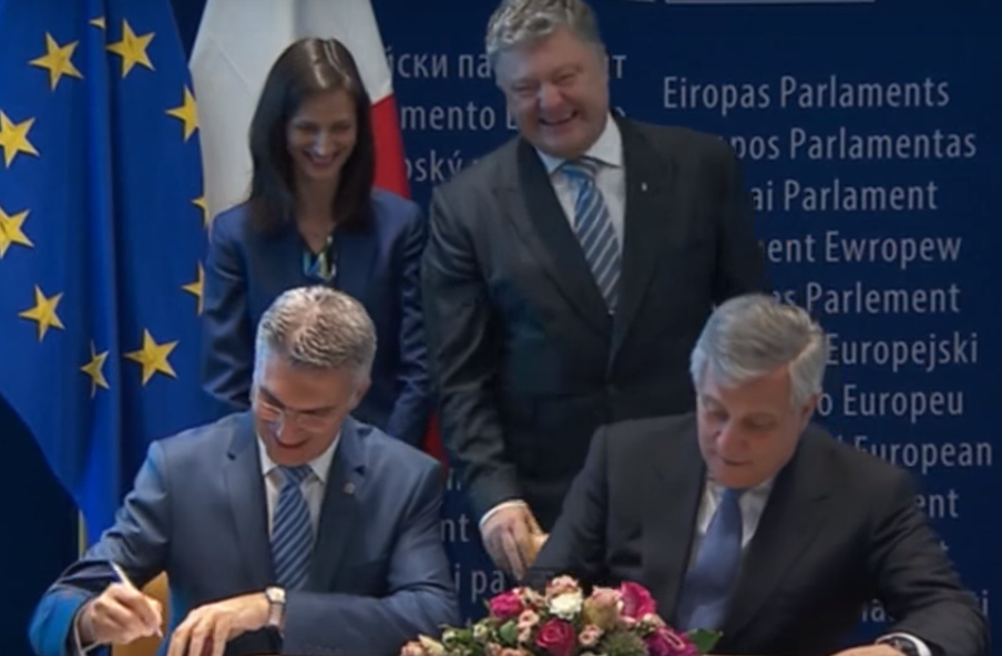 Видео дня. Порошенко обрадовался отмене виз с ЕС