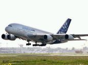 Суперлайнер A380 впервые поднялся в воздух