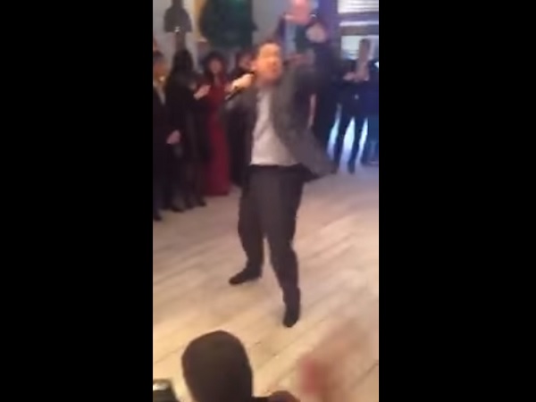 Видео дня. Слуцкий читает рэп про «долбаного кота» на свадьбе Адамова