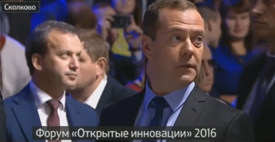 Видео дня. Как Медведева из Сколково эвакуировали