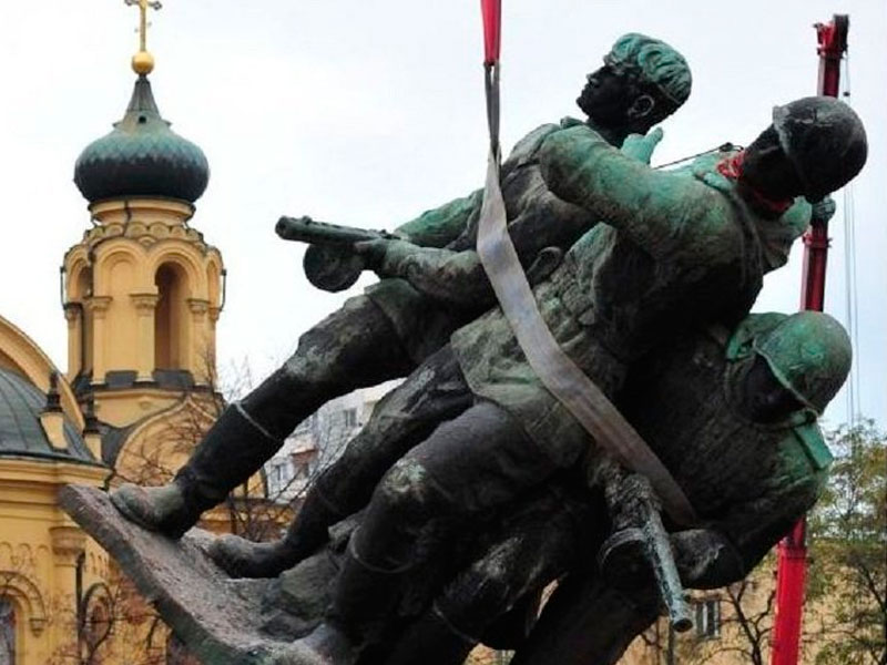 #100 СЛОВ. Польша будет сносить памятники Красной армии