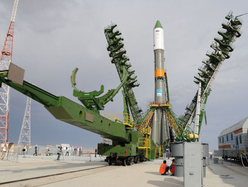 Ракета с грузовым кораблем «Прогресс М-20М» вывезена на старт