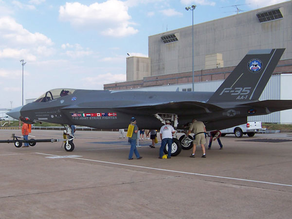 F-35 продымил мимо Фарнборо