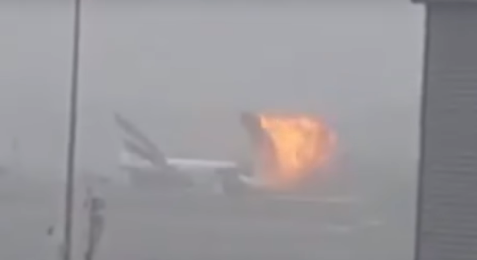 Видео дня. Взрыв при посадке рейса Emirates
