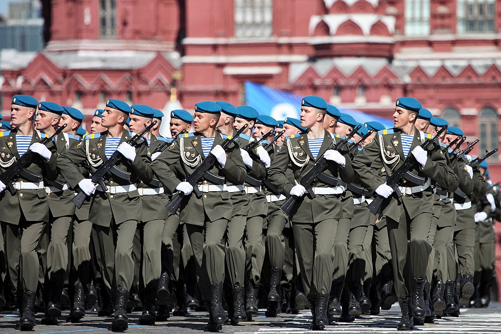 60% россиян уверены, что настоящий мужчина должен отслужить в армии