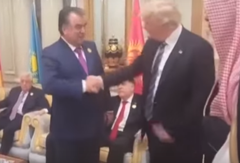 Видео дня. Как Рахмон Трампа в рукопожатии одолел