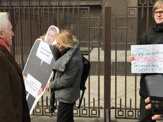 Молодежь Москвы проводит пикеты в поддержку Леонида Слуцкого