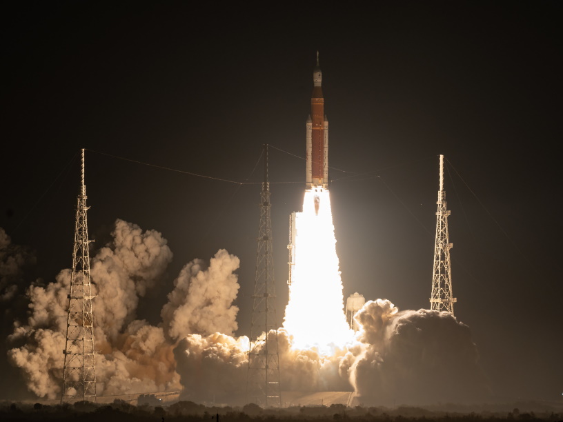 Представитель NASA обещал, что люди будут жить и работать на Луне к 2030 году