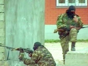 Сотни спецназовцев штурмуют дом с боевиками