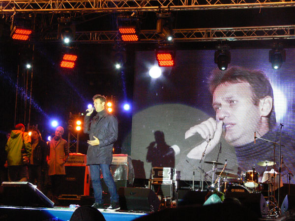 Фронтмен Навальный. Шоу под дождем
