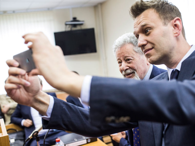 #100 СЛОВ. Начался суд между Усмановым и Навальным