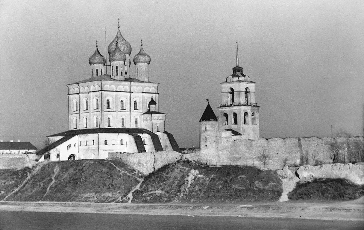 Вид через реку Великую на величественный Троицкий собор