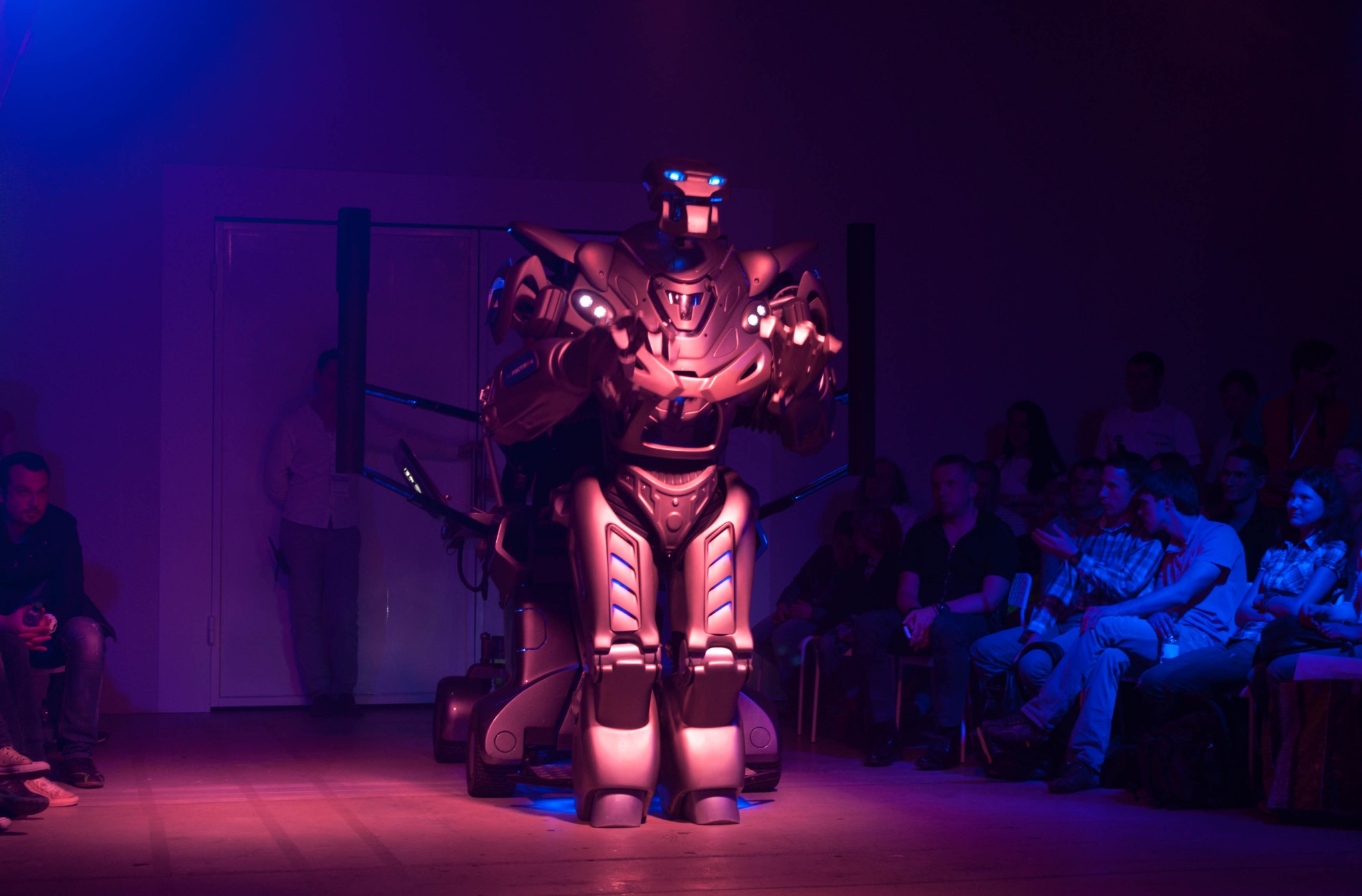 На площадке ArtPlay открылась научно-популярная выставка «Бал роботов»