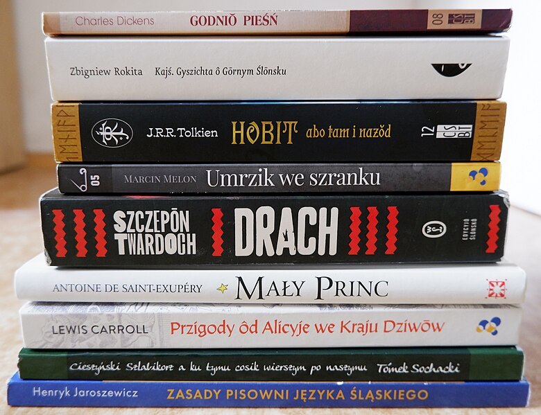 Книги на силезском, в том числе «Рождественская песнь» Диккенса, «Хоббит» Толкина и «Маленький принц» Сент-Экзюпери