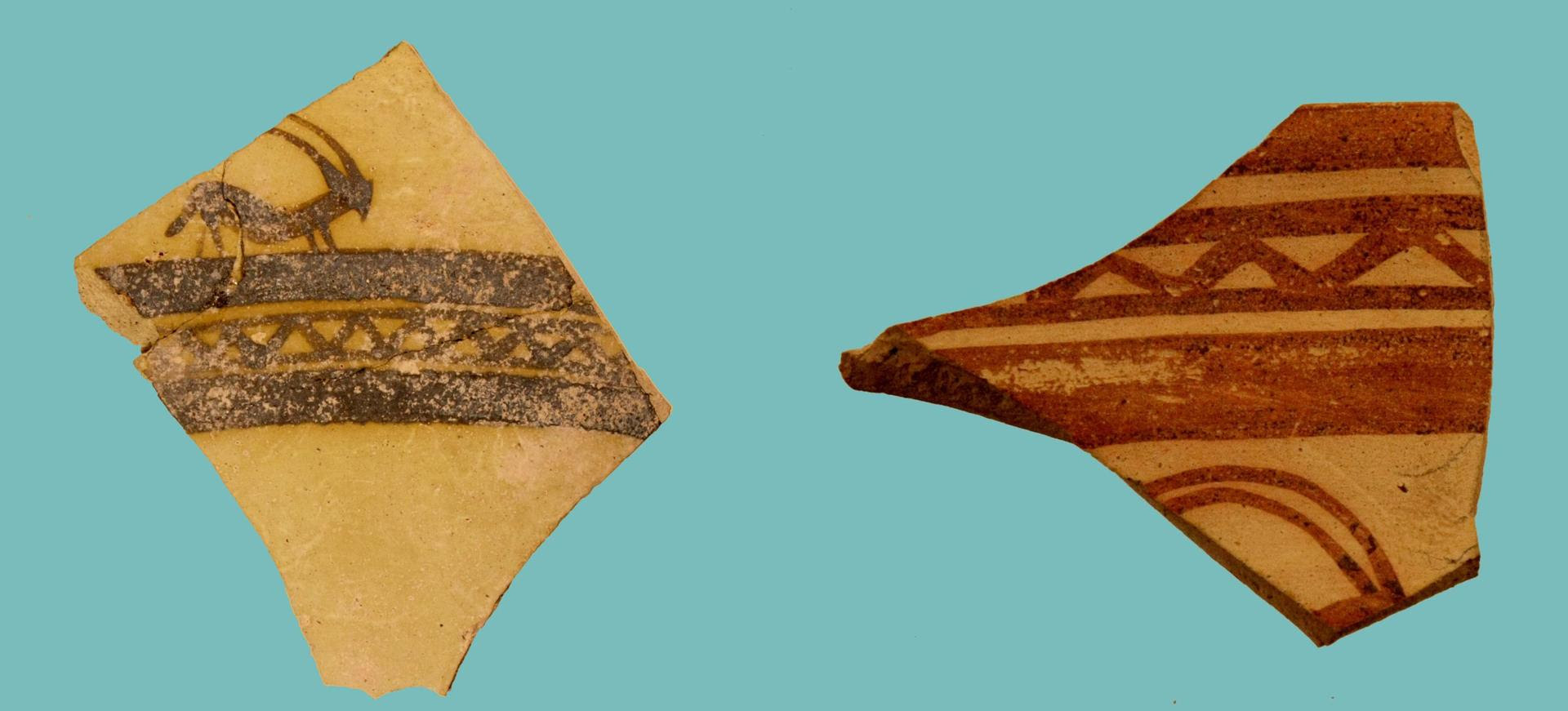 Фрагменты керамики из раскопок Телль Ваджеф. Рисунок нанесен битумом и охрой