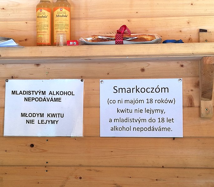 Объявление на цешинском диалекте силезского и на литературном чешском о том, что алкоголь не продается покупателям, не достигшим 18 лет
